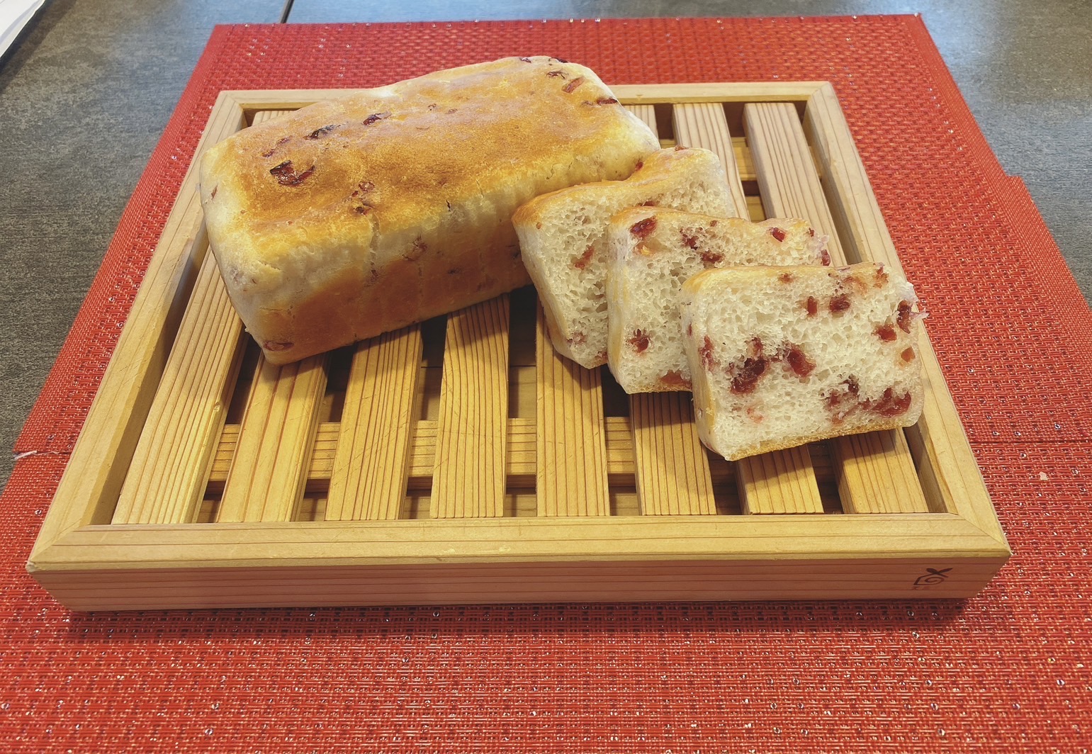 5月のメニュー：米粉クランベリー食パン / 米粉焼き芋バター / オリーブオイルと塩麹の角食パン